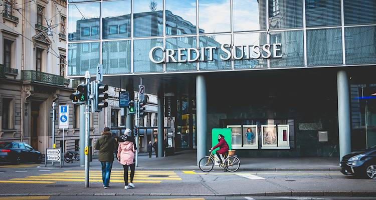 Ο αναγκαστικός γάμος UBS - Credit Suisse φέρνει το τέλος των αυξήσεων στα επιτόκια