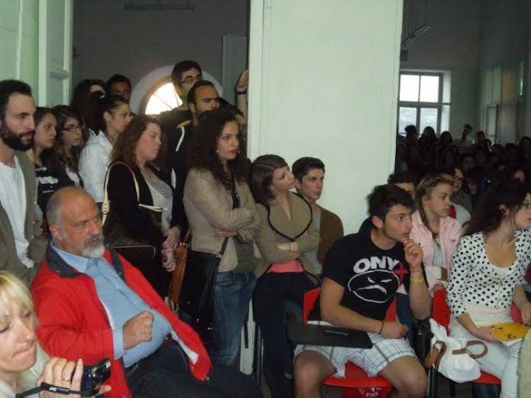 &Mu;&epsilon; &tau;&eta;&nu; &pi;&alpha;&rho;&omicron;&upsilon;&sigma;ί&alpha; &Mu;&pi;&omicron;&upsilon;&lambda;ώ&tau;&eta; &eta; &alpha;&pi;&omicron;&psi;&iota;&nu;ή έ&kappa;&tau;&alpha;&kappa;&tau;&eta; &Gamma;.&Sigma;&upsilon;&nu;έ&lambda;&epsilon;&upsilon;&sigma;&eta; &tau;&omega;&nu; &phi;&omicron;&iota;&tau;&eta;&tau;ώ&nu; &tau;&eta;&sigmaf; &Lambda;ή&mu;&nu;&omicron;&upsilon;