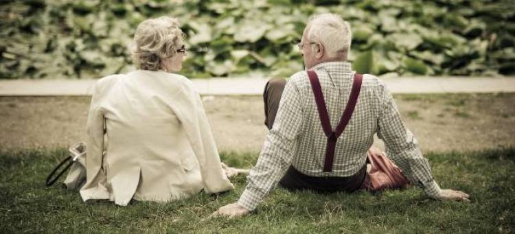 Ηλικιωμένοι οι Ελληνες: Υψηλή μέση ηλικία πληθυσμού δείχνουν τα στοιχεία