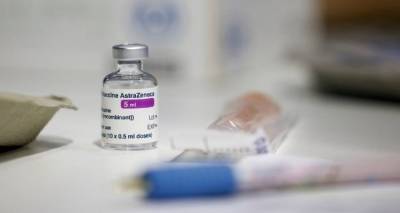 &Beta;&rho;&epsilon;&tau;&alpha;&nu;ί&alpha;: &Sigma;&chi;έ&delta;&iota;&omicron; &epsilon;&mu;&beta;&omicron;&lambda;&iota;&alpha;&sigma;&mu;&omicron;ύ &mu;&epsilon; &tau;&rho;ί&tau;&eta; &delta;ό&sigma;&eta; &kappa;&alpha;&tau;ά &tau;&omicron;&upsilon; Covid &gamma;&iota;&alpha; &tau;&omicron;&upsilon;&sigmaf; ά&nu;&omega; &tau;&omega;&nu; 50 &epsilon;&tau;ώ&nu;