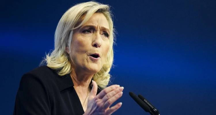 Πολιτική κρίση στη Γαλλία: H Λεπέν απειλεί να ανατρέψει τον Μπαϊρού λόγω του «μνημονίου» περικοπών