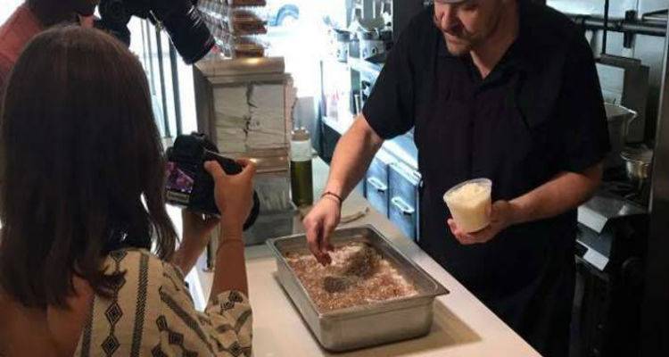 Η Νέα Υόρκη «υποκλίνεται» στο παστίτσιο της Ελληνίδας μάνας [εικόνες]