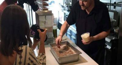 Η Νέα Υόρκη «υποκλίνεται» στο παστίτσιο της Ελληνίδας μάνας [εικόνες]