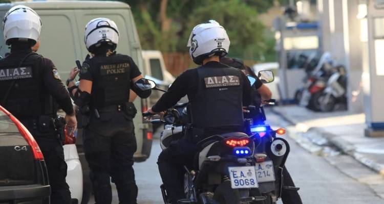 Ο φίλος του πρώην αστυνομικού προσπάθησε να ξεφορτωθεί την κοκαΐνη στο μπάνιο - Πώς οι Αδιάφθοροι έφτασαν στη σύλληψη του TikToker