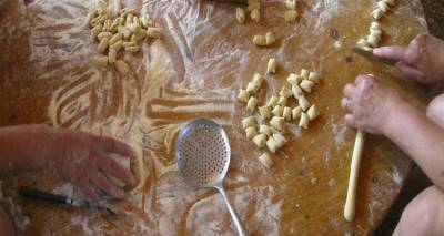 &Kappa;&alpha;&iota; &phi;έ&tau;&omicron;&sigmaf; &laquo;&Lambda;ά&tau;&epsilon; &tau;&sigma;&rsquo; &Alpha;&gamma;&kappa;&alpha;&rho;&upsilon;&omega;&nu;&epsilon;&sigmaf; &nu;&alpha; &sigma;&alpha;&sigmaf; &phi;&lambda;έ&psi;&omicron;&upsilon;&mu;&rsquo; &mu;&alpha;&kappa;&alpha;&rho;ό&nu;&epsilon;&sigmaf;!&raquo;