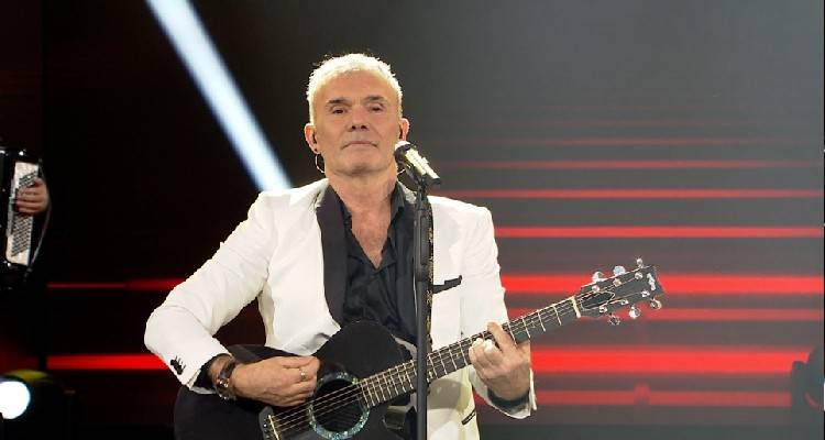 &Mu;&epsilon; &alpha;&gamma;&alpha;&pi;&eta;&mu;έ&nu;&alpha; &tau;&rho;&alpha;&gamma;&omicron;ύ&delta;&iota;&alpha; &tau;&omicron;&upsilon; &Sigma;&tau;έ&lambda;&iota;&omicron;&upsilon; &Rho;ό&kappa;&kappa;&omicron;&upsilon; &upsilon;&pi;&omicron;&delta;έ&chi;&tau;&eta;&kappa;&epsilon; &tau;&omicron; &kappa;&omicron;&iota;&nu;ό &tau;&eta; &nu;έ&alpha; &chi;&rho;&omicron;&nu;&iota;ά (video)