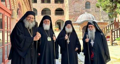 &Sigma;&tau;&omicron; Ά&gamma;&iota;&omicron;&nu; Ό&rho;&omicron;&sigmaf; &omicron; &Mu;&eta;&tau;&rho;&omicron;&pi;&omicron;&lambda;ί&tau;&eta;&sigmaf; &Lambda;ή&mu;&nu;&omicron;&upsilon;