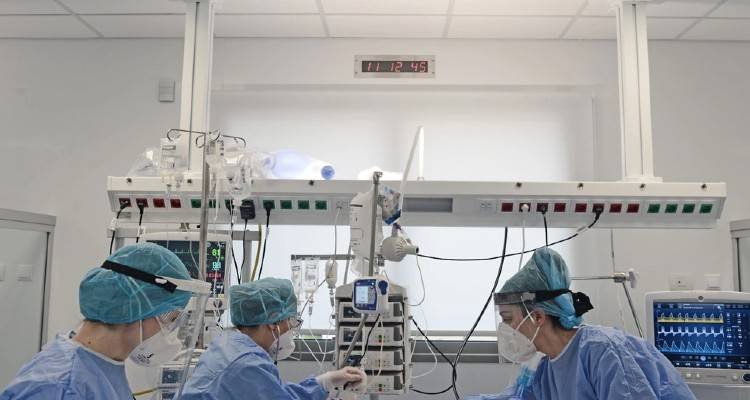 &Gamma;&iota;&alpha;&tau;ί &pi;&epsilon;&theta;&alpha;ί&nu;&omicron;&upsilon;&nu; &nu;έ&omicron;&iota; ά&nu;&theta;&rho;&omega;&pi;&omicron;&iota; &alpha;&pi;ό &kappa;&omicron;&rho;&omega;&nu;&omicron;ϊό - &Tau;&iota; &delta;&epsilon;ί&chi;&nu;&omicron;&upsilon;&nu; &tau;&alpha; &pi;&omicron;&sigma;&omicron;&sigma;&tau;ά