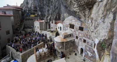 &Eta; &alpha;&nu;&eta;&phi;&omicron;&rho;&iota;&kappa;ή &epsilon;&pi;&iota;&sigma;&tau;&rho;&omicron;&phi;ή &sigma;&tau;&eta;&nu; &Pi;&alpha;&nu;&alpha;&gamma;ί&alpha; &Sigma;&omicron;&upsilon;&mu;&epsilon;&lambda;ά