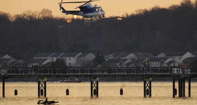 «Δεν πιστεύουμε ότι υπάρχουν επιζώντες», λένε οι Αρχές στην Ουάσιγκτον | Σοκ με την τραγωδία στον αέρα, με τα 67 άτομα