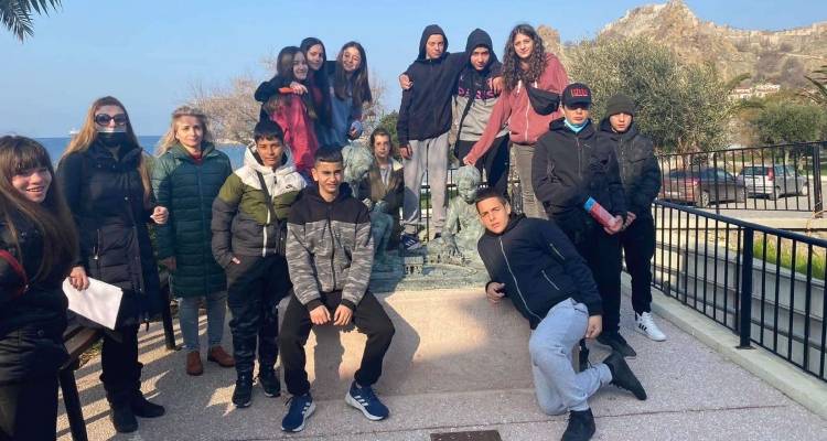 &Gamma;&upsilon;&mu;&nu;ά&sigma;&iota;&omicron; &Lambda;&iota;&beta;&alpha;&delta;&omicron;&chi;&omega;&rho;ί&omicron;&upsilon;: Έ&nu;&alpha;&sigmaf; &sigma;&chi;&omicron;&lambda;&iota;&kappa;ό&sigmaf; &pi;&epsilon;&rho;ί&pi;&alpha;&tau;&omicron;&sigmaf; &gamma;&epsilon;&mu;ά&tau;&omicron;&sigmaf; &epsilon;&kappa;&pi;&alpha;&iota;&delta;&epsilon;&upsilon;&tau;&iota;&kappa;έ&sigmaf; &delta;&rho;ά&sigma;&epsilon;&iota;&sigmaf;