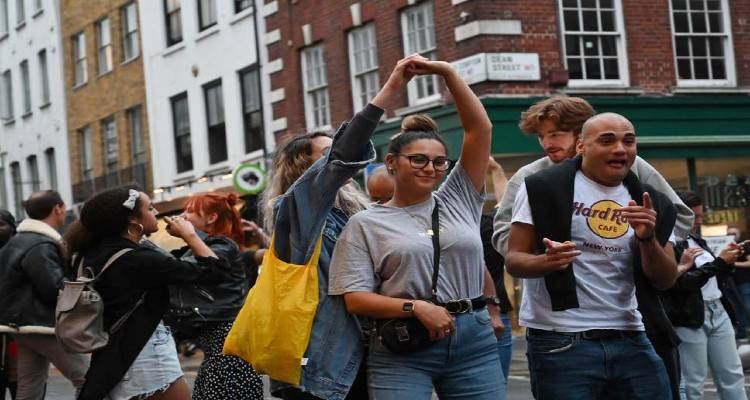 Βρετανία-Κορονοϊός: Αυστηροποίηση των μέτρων περιορισμού κοινωνικών συναναστροφών