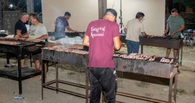 Κυβερνητικές πηγές για τις ψησταριές σε πανηγύρια: «Δεν υπάρχει ρύθμιση που να αφορά απαγόρευση λειτουργίας τους»