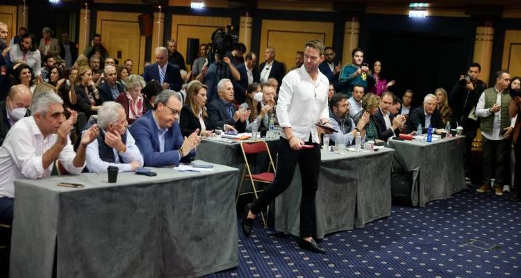 &Sigma;&Upsilon;&Rho;&Iota;&Zeta;&Alpha;: &Omicron; &Tau;&sigma;&alpha;&kappa;&alpha;&lambda;ώ&tau;&omicron;&sigmaf; έ&phi;&upsilon;&gamma;&epsilon;, &eta; &Alpha;&chi;&tau;&sigma;&iota;ό&gamma;&lambda;&omicron;&upsilon; &mu;έ&nu;&epsilon;&iota; &mu;&epsilon; &tau;&omicron; έ&nu;&alpha; &pi;ό&delta;&iota; &epsilon;&kappa;&tau;ό&sigmaf; -&Tau;&omicron; &pi;&alpha;&rho;&alpha;&sigma;&kappa;ή&nu;&iota;&omicron;