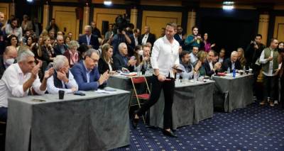 &Sigma;&Upsilon;&Rho;&Iota;&Zeta;&Alpha;: &Omicron; &Tau;&sigma;&alpha;&kappa;&alpha;&lambda;ώ&tau;&omicron;&sigmaf; έ&phi;&upsilon;&gamma;&epsilon;, &eta; &Alpha;&chi;&tau;&sigma;&iota;ό&gamma;&lambda;&omicron;&upsilon; &mu;έ&nu;&epsilon;&iota; &mu;&epsilon; &tau;&omicron; έ&nu;&alpha; &pi;ό&delta;&iota; &epsilon;&kappa;&tau;ό&sigmaf; -&Tau;&omicron; &pi;&alpha;&rho;&alpha;&sigma;&kappa;ή&nu;&iota;&omicron;