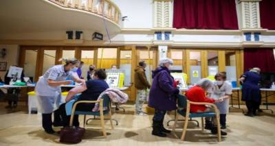 &Beta;&rho;&epsilon;&tau;&alpha;&nu;ί&alpha;: &Delta;έ&kappa;&alpha; &epsilon;&kappa;&alpha;&tau;&omicron;&mu;&mu;ύ&rho;&iota;&alpha; ά&nu;&theta;&rho;&omega;&pi;&omicron;&iota; έ&chi;&omicron;&upsilon;&nu; &epsilon;&mu;&beta;&omicron;&lambda;&iota;&alpha;&sigma;&tau;&epsilon;ί &mu;&epsilon; &tau;&eta;&nu; &pi;&rho;ώ&tau;&eta; &delta;ό&sigma;&eta; &tau;&omicron;&upsilon; &epsilon;&mu;&beta;&omicron;&lambda;ί&omicron;&upsilon; &kappa;&alpha;&tau;ά &tau;&eta;&sigmaf; Covid-19