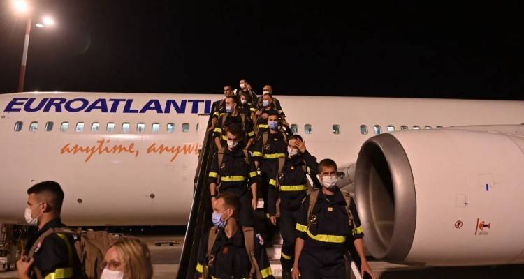 &Sigma;&upsilon;&mu;&mu;&alpha;&chi;ί&alpha; &sigma;&tau;&iota;&sigmaf; &phi;&lambda;ό&gamma;&epsilon;&sigmaf;: &Epsilon;&lambda;&lambda;&eta;&nu;&epsilon;&sigmaf; &kappa;&alpha;&iota; &xi;έ&nu;&omicron;&iota; &pi;&upsilon;&rho;&omicron;&sigma;&beta;έ&sigma;&tau;&epsilon;&sigmaf; &mu;&alpha;&zeta;ί &sigma;&tau;&eta; &mu;ά&chi;&eta;: &laquo;&Delta;&epsilon;&nu; &theta;&alpha; &alpha;&phi;ή&sigma;&omicron;&upsilon;&mu;&epsilon; &tau;&eta;&nu; &Epsilon;&lambda;&lambda;ά&delta;&alpha; &mu;ό&nu;&eta;&raquo;