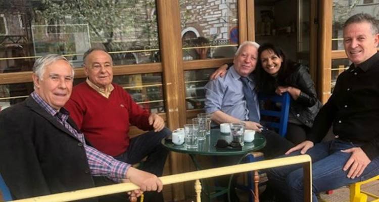 Προκαλεί ο Περιφερειάρχης Βορείου Αιγαίου | Βόλτα, αγκαλιές και καφέ σε ανοιχτό καφενείο στην Αγιάσο