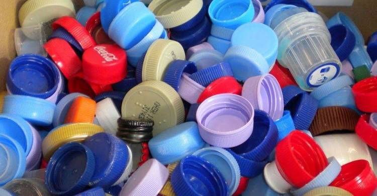 &Tau;&omicron; &Nu;&eta;&pi;&iota;&alpha;&gamma;&omega;&gamma;&epsilon;ί&omicron; &Pi;&lambda;&alpha;&tau;έ&omega;&sigmaf; &sigma;&upsilon;&gamma;&kappa;&epsilon;&nu;&tau;&rho;ώ&nu;&epsilon;&iota; &kappa;&alpha;&pi;ά&kappa;&iota;&alpha; &kappa;&alpha;&iota; &mu;&omicron;&iota;&rho;ά&zeta;&epsilon;&iota; &chi;&alpha;&mu;ό&gamma;&epsilon;&lambda;&alpha; | &Sigma;&tau;&eta;&rho;ί&xi;&tau;&epsilon; &tau;&eta; &delta;&rho;ά&sigma;&eta; &alpha;&lambda;&lambda;&eta;&lambda;&epsilon;&gamma;&gamma;ύ&eta;&sigmaf;