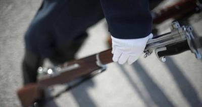 &Mu;&epsilon; &tau;&omicron;&upsilon;&sigmaf; &sigma;&tau;&rho;&alpha;&tau;&eta;&gamma;&omicron;ύ&sigmaf; &mu;&omicron;&upsilon;