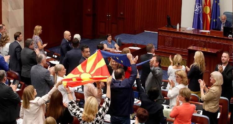 &Tau;&iota; &sigma;&eta;&mu;&alpha;ί&nu;&epsilon;&iota; &eta; &alpha;&pi;ό&phi;&alpha;&sigma;&eta; &tau;&eta;&sigmaf; &Beta;ό&rho;&epsilon;&iota;&alpha;&sigmaf; &Mu;&alpha;&kappa;&epsilon;&delta;&omicron;&nu;ί&alpha;&sigmaf; &gamma;&iota;&alpha; &sigma;&upsilon;&mu;&beta;&iota;&beta;&alpha;&sigma;&mu;ό &mu;&epsilon; &tau;&eta; &Beta;&omicron;&upsilon;&lambda;&gamma;&alpha;&rho;ί&alpha; | &Chi;&alpha;&iota;&rho;&epsilon;&tau;ί&zeta;&omicron;&upsilon;&nu; &Epsilon;&Epsilon; &kappa;&alpha;&iota; &Eta;&Pi;&Alpha;