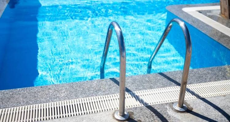 Ρόδος: 3χρονο κοριτσάκι βρέθηκε στον πάτο πισίνας ξενοδοχείου | Νοσηλεύεται διασωληνωμένο