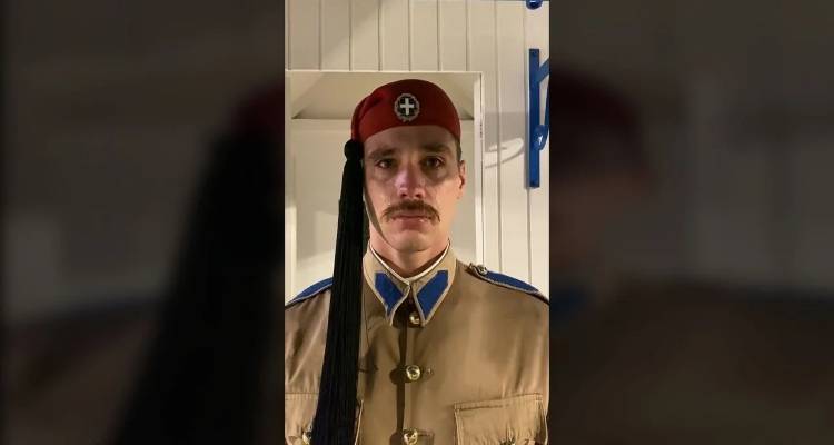 Εύζωνας δάκρυσε στην τελευταία του υπηρεσία: Σεβασμός και υπερηφάνεια -Βροχή τα αποθεωτικά σχόλια στα social [βίντεο]