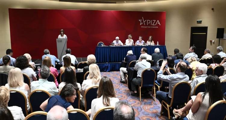 &Sigma;&Upsilon;&Rho;&Iota;&Zeta;&Alpha;: Έ&sigma;&pi;&alpha;&sigma;&alpha;&nu; &sigma;&tau;&alpha; &tau;&rho;ί&alpha; &omicron;&iota; &laquo;&pi;&rho;&omicron;&epsilon;&delta;&rho;&iota;&kappa;&omicron;ί&raquo; &mu;&epsilon;&tau;ά &tau;&iota;&sigmaf; &upsilon;&pi;&omicron;&psi;&eta;&phi;&iota;ό&tau;&eta;&tau;&epsilon;&sigmaf; | &Delta;&eta;&mu;&iota;&omicron;&upsilon;&rho;&gamma;&epsilon;ί &rho;&epsilon;ύ&mu;&alpha; &eta; &Alpha;&chi;&tau;&sigma;&iota;ό&gamma;&lambda;&omicron;&upsilon;