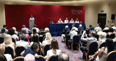 &Sigma;&Upsilon;&Rho;&Iota;&Zeta;&Alpha;: Έ&sigma;&pi;&alpha;&sigma;&alpha;&nu; &sigma;&tau;&alpha; &tau;&rho;ί&alpha; &omicron;&iota; &laquo;&pi;&rho;&omicron;&epsilon;&delta;&rho;&iota;&kappa;&omicron;ί&raquo; &mu;&epsilon;&tau;ά &tau;&iota;&sigmaf; &upsilon;&pi;&omicron;&psi;&eta;&phi;&iota;ό&tau;&eta;&tau;&epsilon;&sigmaf; | &Delta;&eta;&mu;&iota;&omicron;&upsilon;&rho;&gamma;&epsilon;ί &rho;&epsilon;ύ&mu;&alpha; &eta; &Alpha;&chi;&tau;&sigma;&iota;ό&gamma;&lambda;&omicron;&upsilon;
