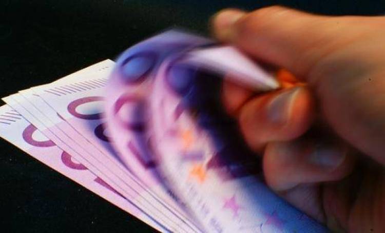 Μισθωτοί και συνταξιούχοι πλήρωσαν το 55% των φόρων το 2011