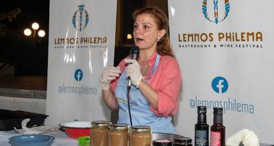 &Eta; &Gamma;&iota;ά&nu;&nu;&alpha; &Mu;&pi;&alpha;&lambda;&alpha;&phi;&omicron;ύ&tau;&eta;, &mu;&alpha;&gamma;&epsilon;&iota;&rho;&epsilon;ύ&epsilon;&iota; &sigma;&tau;&eta;&nu; &kappa;&omicron;&upsilon;&zeta;ί&nu;&alpha; &tau;&eta;&sigmaf; &mu;&epsilon; &pi;&rho;&omicron;ϊό&nu;&tau;&alpha; &Lambda;ή&mu;&nu;&omicron;&upsilon;