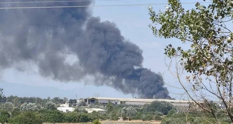 Θεσσαλονίκη: Φωτιά σε εταιρεία ανακύκλωσης στη Σίνδο -Μήνυμα 112 για τους επικίνδυνους καπνούς [βίντεο]