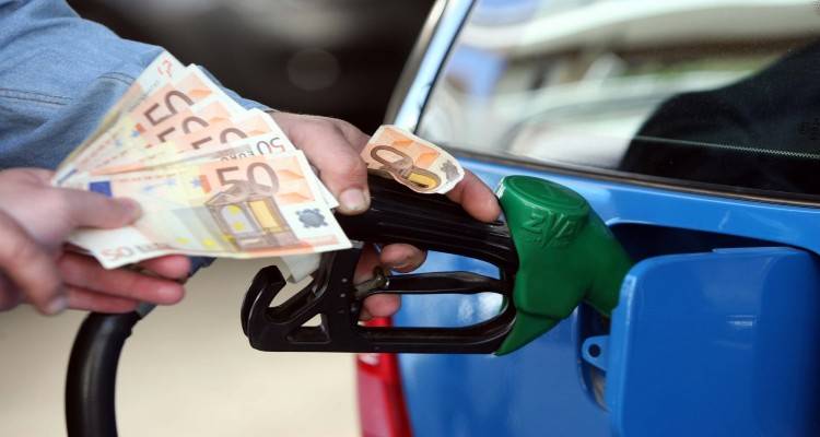 &Lambda;ή&mu;&nu;&omicron;&sigmaf;: &Sigma;&tau;&alpha; 2,22&euro; &eta; &alpha;&mu;ό&lambda;&upsilon;&beta;&delta;&eta;, &sigma;&tau;&omicron; 1,55&euro; &tau;&omicron; &pi;&epsilon;&tau;&rho;έ&lambda;&alpha;&iota;&omicron; &theta;έ&rho;&mu;&alpha;&nu;&sigma;&eta;&sigmaf;