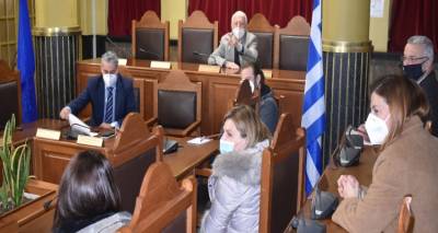 &Sigma;&tau;&omicron;&nu; &Pi;&epsilon;&rho;&iota;&phi;&epsilon;&rho;&epsilon;&iota;ά&rho;&chi;&eta; &omicron;&iota; "&iota;&chi;&nu;&eta;&lambda;ά&tau;&epsilon;&sigmaf;" Covid-19