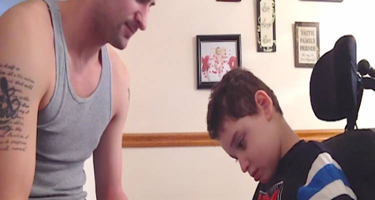 Πατέρας τραγουδά για τον άρρωστο γιο του και συγκινεί (video)