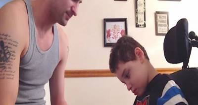 Πατέρας τραγουδά για τον άρρωστο γιο του και συγκινεί (video)