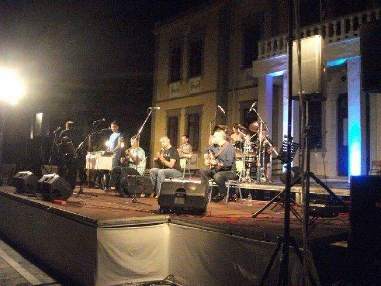 &laquo;&Nu;ί&kappa;&eta;&sigma;&epsilon;&raquo; &eta; &alpha;&nu;&theta;&rho;&omega;&pi;&iota;ά &chi;&theta;&epsilon;&sigmaf; &sigma;&tau;&eta; &sigma;&upsilon;&nu;&alpha;&upsilon;&lambda;ί&alpha; &alpha;&lambda;&lambda;&eta;&lambda;&epsilon;&gamma;&gamma;ύ&eta;&sigmaf; &sigma;&tau;&omicron; &Gamma;&upsilon;&mu;&nu;ά&sigma;&iota;&omicron; &Mu;ύ&rho;&iota;&nu;&alpha;&sigmaf; (photos)