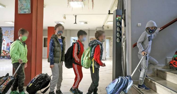 &Sigma;&chi;&omicron;&lambda;&epsilon;ί&alpha;: &Pi;ά&nu;&omega; &alpha;&pi;ό 6.500 &kappa;&rho;&omicron;ύ&sigma;&mu;&alpha;&tau;&alpha; &sigma;&epsilon; &mu;&alpha;&theta;&eta;&tau;έ&sigmaf; &kappa;&alpha;&iota; &epsilon;&kappa;&pi;&alpha;&iota;&delta;&epsilon;&upsilon;&tau;&iota;&kappa;&omicron;ύ&sigmaf; &sigma;&tau;&omicron;&upsilon;&sigmaf; &nu;έ&omicron;&upsilon;&sigmaf; &epsilon;&lambda;έ&gamma;&chi;&omicron;&upsilon;&sigmaf; &mu;&epsilon; self test