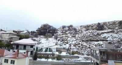 Έ&pi;&epsilon;&sigma;&alpha;&nu; &tau;&alpha; &pi;&rho;ώ&tau;&alpha; &chi;&iota;ό&nu;&iota;&alpha; &sigma;&tau;&eta; &Lambda;ή&mu;&nu;&omicron; (photos)