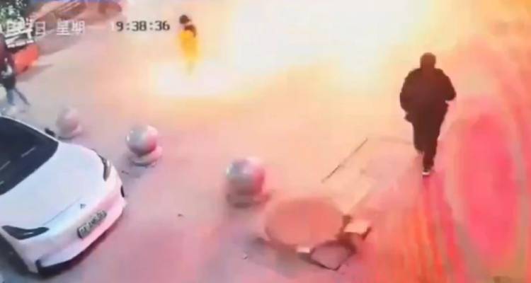 Τρομακτικό ατύχημα στην Κίνα: 12χρονη έριξε κροτίδα στον υπόνομο και εκτοξεύτηκε 10 μέτρα στον αέρα - Δείτε βίντεο