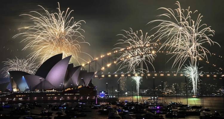 Με φαντασμαγορικό σόου πυροτεχνημάτων υποδέχθηκε το 2025 η Αυστραλία -Δείτε βίντεο
