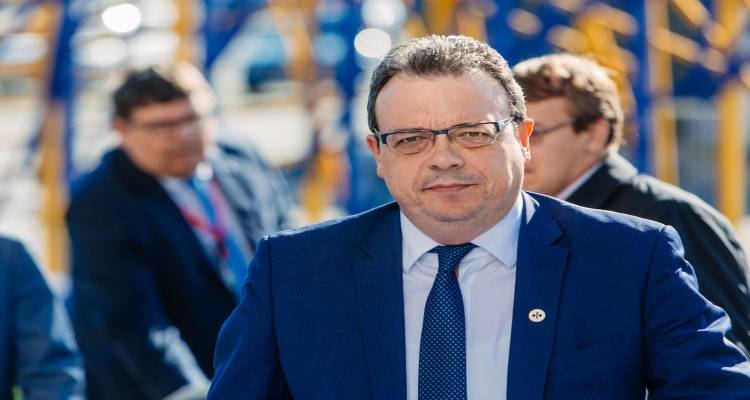 &Omicron; &Sigma;&omega;&kappa;&rho;ά&tau;&eta;&sigmaf; &Phi;ά&mu;&epsilon;&lambda;&lambda;&omicron;&sigmaf; &sigma;&tau;&eta; &Lambda;ή&mu;&nu;&omicron; &gamma;&iota;&alpha; &tau;&eta;&nu; 25&eta; &Mu;&alpha;&rho;&tau;ί&omicron;&upsilon;