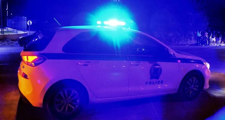&Alpha;&iota;&mu;&alpha;&tau;&eta;&rho;ό &epsilon;&pi;&epsilon;&iota;&sigma;ό&delta;&iota;&omicron; &sigma;&tau;&eta; &Rho;ό&delta;&omicron;: &Tau;&rho;&alpha;&pi;έ&zeta;&iota;&alpha;, &gamma;&rho;&omicron;&theta;&iota;έ&sigmaf; &kappa;&alpha;&iota; &alpha;&pi;&epsilon;&iota;&lambda;έ&sigmaf; &mu;&epsilon; &mu;&alpha;&chi;&alpha;ί&rho;&iota; &sigma;&epsilon; &nu;&upsilon;&chi;&tau;&epsilon;&rho;&iota;&nu;ό &kappa;έ&nu;&tau;&rho;&omicron; -&Sigma;&upsilon;&nu;&epsilon;&lambda;ή&phi;&theta;&eta;&sigma;&alpha;&nu; 2 ά&tau;&omicron;&mu;&alpha;