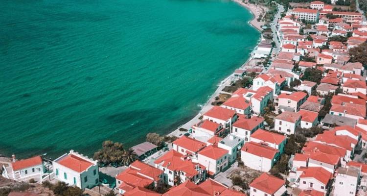 &Eta; &tau;&alpha;&xi;&iota;&delta;&iota;&omega;&tau;&iota;&kappa;ή έ&kappa;&pi;&lambda;&eta;&xi;&eta; &tau;&eta;&sigmaf; &Lambda;ή&mu;&nu;&omicron;&upsilon;