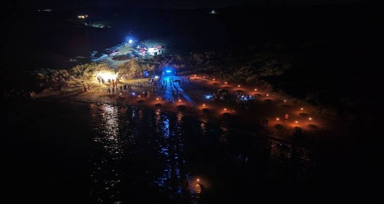 &laquo;Beach Party&raquo; &sigma;&tau;&omicron;&nu; Ά&gamma;&iota;&omicron; &Epsilon;&rho;&mu;ό&lambda;&alpha;&omicron;: &Pi;&rho;&omega;&tau;ό&tau;&upsilon;&pi;&eta; &kappa;&alpha;&lambda;&omicron;&kappa;&alpha;&iota;&rho;&iota;&nu;ή &beta;&rho;&alpha;&delta;&iota;ά &alpha;&pi;ό &tau;&omicron;&nu; &Pi;&omicron;&lambda;&iota;&tau;&iota;&sigma;&tau;&iota;&kappa;ό &Sigma;ύ&lambda;&lambda;&omicron;&gamma;&omicron; &Alpha;&tau;&sigma;&iota;&kappa;ή&sigmaf;