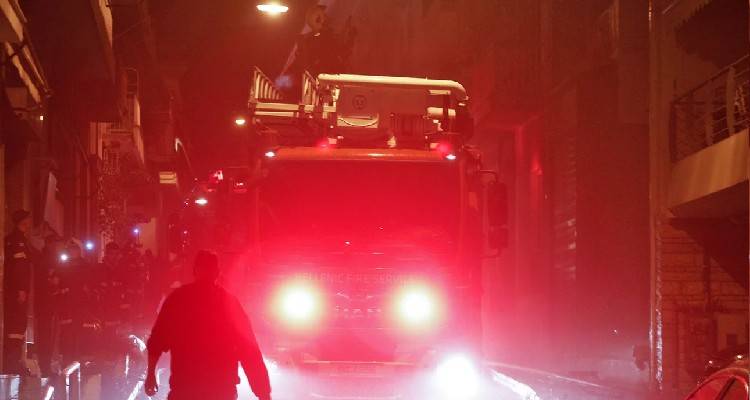 &Omicron;&iota;&kappa;&omicron;&gamma;&epsilon;&nu;&epsilon;&iota;&alpha;&kappa;ή &tau;&rho;&alpha;&gamma;&omega;&delta;ί&alpha; &sigma;&tau;&eta; &Lambda;έ&sigma;&beta;&omicron;: &Pi;ή&gamma;&epsilon; &nu;&alpha; &kappa;ά&psi;&epsilon;&iota; &tau;&omicron; &sigma;&pi;ί&tau;&iota; &tau;&omicron;&upsilon; &alpha;&delta;&epsilon;&lambda;&phi;&omicron;ύ &tau;&omicron;&upsilon; &kappa;&alpha;&iota; &tau;&epsilon;&lambda;&iota;&kappa;ά &alpha;&pi;&alpha;&nu;&theta;&rho;&alpha;&kappa;ώ&theta;&eta;&kappa;&epsilon; &omicron; ί&delta;&iota;&omicron;&sigmaf;