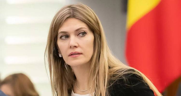 &Epsilon;ύ&alpha; &Kappa;&alpha;ϊ&lambda;ή: &Pi;&alpha;&rho;&alpha;&mu;έ&nu;&epsilon;&iota; &upsilon;&pi;ό &kappa;&rho;ά&tau;&eta;&sigma;&eta; ό&pi;&omega;&sigmaf; &kappa;&alpha;&iota; &omicron; &Alpha;&nu;&tau;ό&nu;&iota;&omicron; &Pi;&alpha;&nu;&tau;&sigma;έ&rho;&iota;