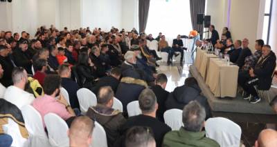 &Sigma;έ&rho;&rho;&epsilon;&sigmaf;: &Omicron;&lambda;&omicron;&kappa;&lambda;&eta;&rho;ώ&theta;&eta;&kappa;&epsilon; &eta; &pi;&alpha;&nu;&epsilon;&lambda;&lambda;&alpha;&delta;&iota;&kappa;ή &sigma;ύ&sigma;&kappa;&epsilon;&psi;&eta;, &omicron;&iota; &alpha;&gamma;&rho;ό&tau;&epsilon;&sigmaf; &alpha;&pi;&omicron;&phi;ά&sigma;&iota;&sigma;&alpha;&nu; &kappa;&lambda;&iota;&mu;ά&kappa;&omega;&sigma;&eta; &tau;&omega;&nu; &kappa;&iota;&nu;&eta;&tau;&omicron;&pi;&omicron;&iota;ή&sigma;&epsilon;&omega;&nu;