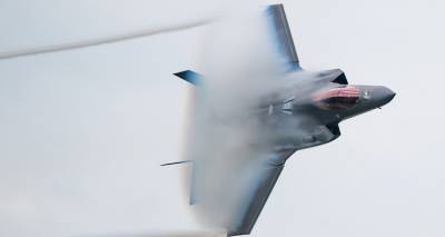 &Pi;&iota;&omicron; &kappa;&omicron;&nu;&tau;ά &sigma;&tau;&eta;&nu; &alpha;&pi;ό&kappa;&tau;&eta;&sigma;&eta; &tau;&omega;&nu; F-35 &eta; &Epsilon;&lambda;&lambda;ά&delta;&alpha;: &Epsilon;&pi;&epsilon;&sigma;&epsilon; &kappa;&alpha;&iota; &eta; &tau;έ&tau;&alpha;&rho;&tau;&eta; &upsilon;&pi;&omicron;&gamma;&rho;&alpha;&phi;ή