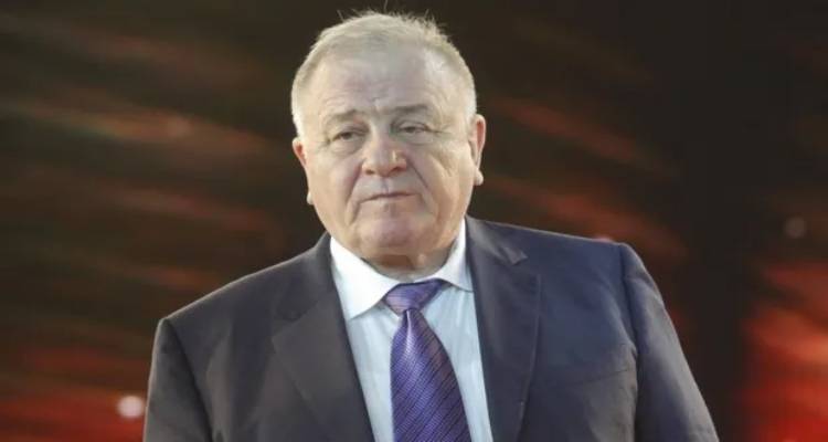 &Pi;&alpha;&nu;&tau;&epsilon;&lambda;ή&sigmaf; &Mu;&pi;&omicron;ύ&mu;&pi;&omicron;&upsilon;&rho;&alpha;&sigmaf;: &Omicron; &Lambda;ή&mu;&nu;&iota;&omicron;&sigmaf; &epsilon;&pi;&iota;&chi;&epsilon;&iota;&rho;&eta;&mu;&alpha;&tau;ί&alpha;&sigmaf; &pi;&omicron;&upsilon; &alpha;&rho;&nu;&epsilon;ί&tau;&alpha;&iota; &nu;&alpha; &epsilon;&gamma;&kappa;&alpha;&tau;&alpha;&lambda;&epsilon;ί&psi;&epsilon;&iota; &tau;&eta;&nu; &Omicron;&delta;&eta;&sigma;&sigma;ό &epsilon;&nu; &mu;έ&sigma;&omega; &pi;&upsilon;&rho;ώ&nu;